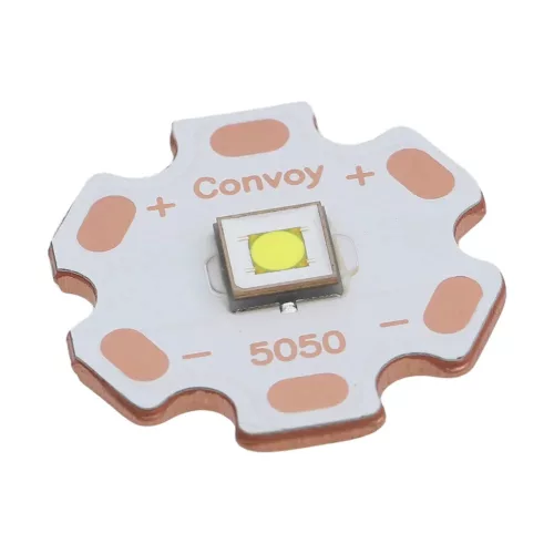 Baterka Convoy L21B s LED F45R, svetelný výkon 2760 lúmenov a dosvit približne 1360 m, so svetlom s teplotou 4000 K.